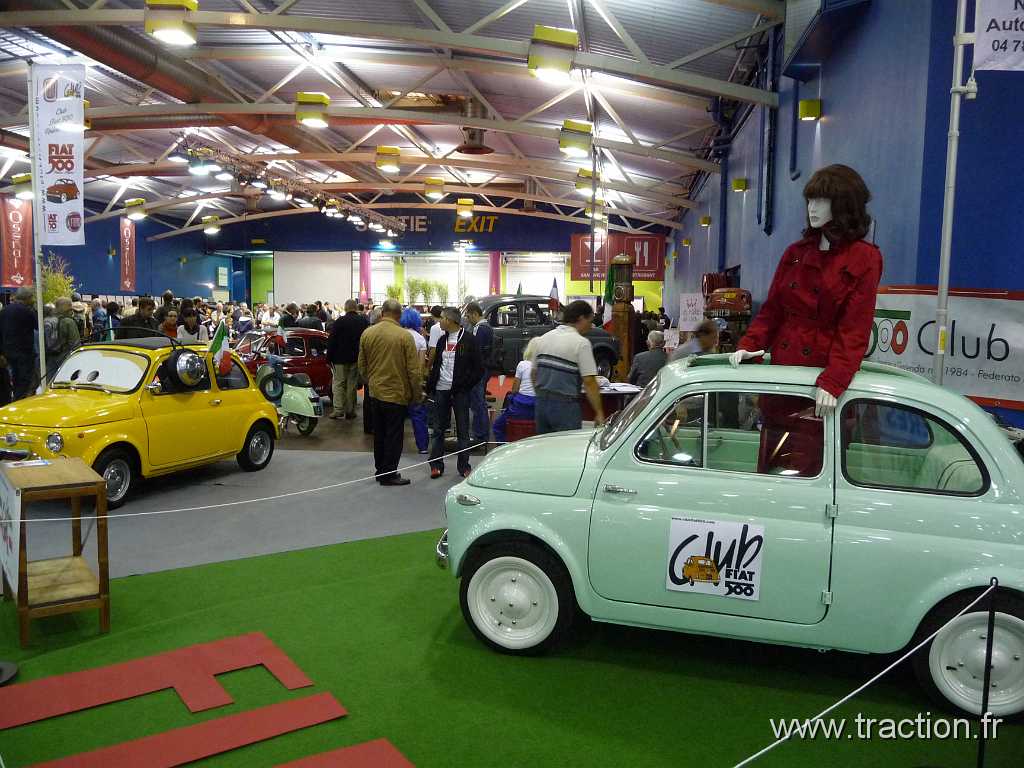 2011_epoquauto (14).jpg - 05/11/2011 - 69000 LYON - EPOQU'AUTO - 33ème Salon International Autos & Motos Anciennes - Ventes aux enchères Osenat - Au premier plan le stand FIAT 500